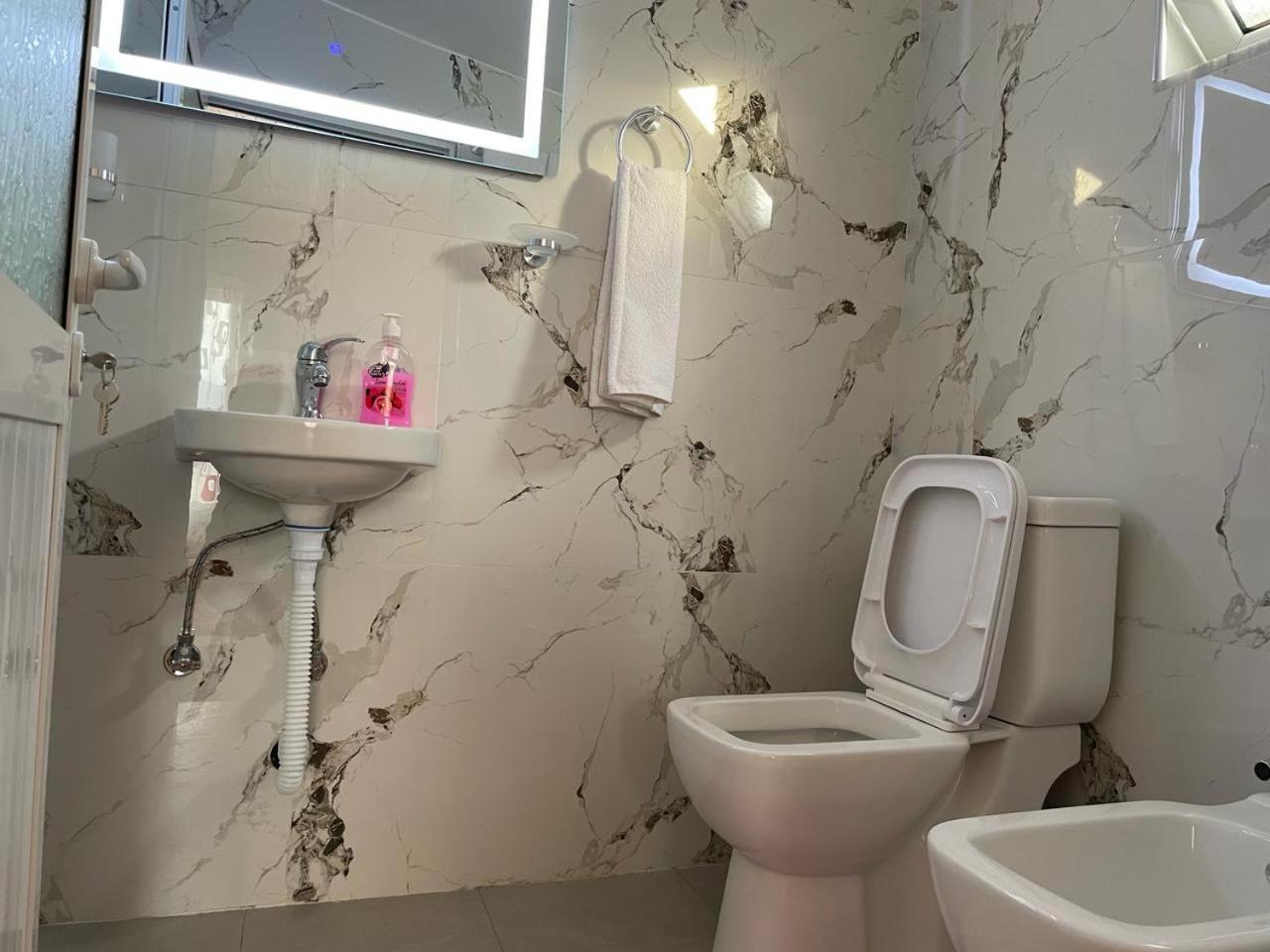 Guesthouse & Hospitality Берат Экстерьер фото